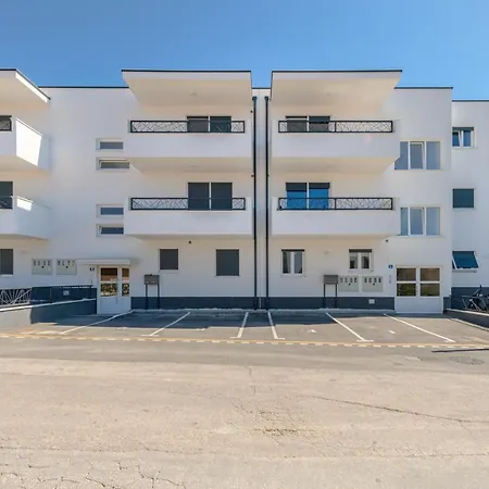 Magnolia 4* Luxury In Town Center Apartment Trogir